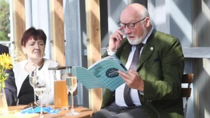 Bild: Gabi Schönberger
Immer wieder blättert Stahl durch das Erinnerungsbuch.