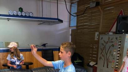 Bild: Stadt Bärnau/exb
Acht Kinder nahmen beim Ferienprogramm am Dart-Chrashkurs teil. Das anschließende Turnier gewann Jakob Höfler.