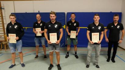 Bild: do
Für runde Einsatz-Jubiläen einiger Stammspieler der ersten und der zweiten Fußballmannschaft der SpVgg Neustadt gibt es Dank- und Ehrenurkunden. Im Bild (von links) Christian Miedel, Dominic Dollhopf, Sebastian Burucker, Tim Pühl, Ralf Dollhopf und Abteilungsleiter Ralf Malik