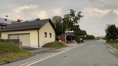 Bild: Eichl
In der Kirchenstraße wird über Tempo 30 nachgedacht und über eine Verlängerung des Gehwegs bis zur Staatsstraße.