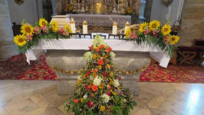 Bild: jzk
Der Frauenbund band einen farbenprächtigen Kräuterstrauß und stellte ihn vor den Volksaltar.