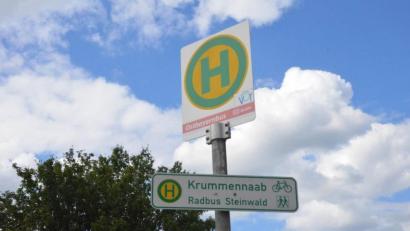 Bild: Benkhardt
An der Bushaltestelle bei der Katholischen Kirche in Krummennaab wurde das Schild für den ehemaligen Radlbus beim Abbau vergessen.