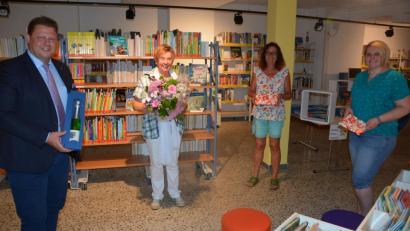 Bild: jr
Nach mehr als 20 Jahren beendete Agnes Hildebrand (Zweite von links) ihre Tätigkeit in der Stadtbücherei Mitterteich. Verabschiedet wurde sie von Bürgermeister Stefan Grillmeier, Einrichtungsleiterin Viola Rieß (Zweite von rechts) und Mitarbeiterin Anja Busl.