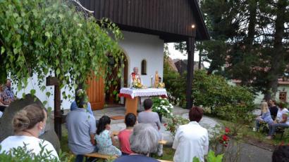 Bild: gi
Andächtig feiern die Gläubigen heuer coronabedingt vor der Dorfkirche Rückersrieth das Patrozinium ihres hl. Laurentius.