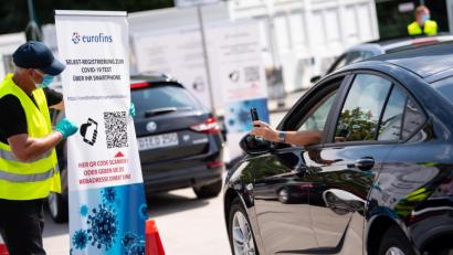 Bild: Sven Hoppe/dpa
Ein Mann scannt mit seinem Smartphone an einem Corona-Testzentrum an der Autobahn 93 (A93) an der Rastanlage Inntal-Ost einen QR-Code, mit dessen Hilfe man sich für den Test anmelden kann.