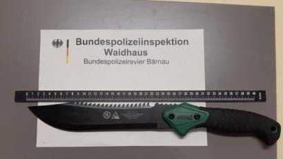 Bild: Bundespolizei Waidhaus 
Dieses Buschmesser mit einer 24 Zentimeter langen Klinge, hielt ein 31-Jähriger griffbereit im Fußraum, als die Beamten der Bundespolizei Waidhaus das Fahrzeug kontrollierten.