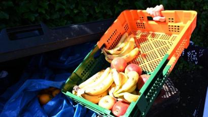 Symbolbild: Carmen Jaspersen/dpa
Ein Mitarbeiter eines Supermarktes bringt Obst zu einem Container.