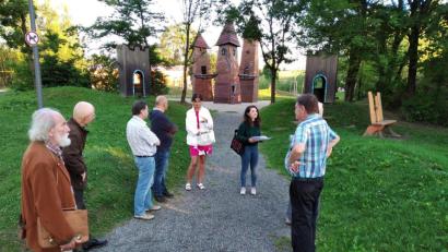 Bild: eib
Die Stammtischrunde beim Spaziergang durch Schönsee auf bayerisch-böhmischen Spuren. Hier beim Spielplatz am Moorbad beginnt der Stadlerner Steig, der direkte Weg von Schönsee ins Nachbarland. Veronika Kaštánková (zweite von rechts) führte als neue Mitarbeiterin durch Schönsee