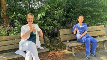 Bild: Bernhard Krebs/exb
Reichlich trinken ist bei Hitze besonders wichtig. Paula Loibl (links) und Désirée Decking Ott.