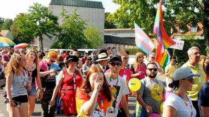 Archivbild: Stephan Huber
So bunt und eng wird es heuer nicht bei der zweiten Auflage des Christopher-Street-Days in Amberg zugehen. Trotzdem soll der CSD stattfinden - unter Coronabedingungen.