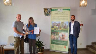 Bild: gi
Bürgermeister Armin Bulenda dankt Ralf und Yvonne Lipprandt aus Berlin für den 25. Aufenthalt in Moosbach und überreicht ihnen eine Urkunde und ein Präsent.