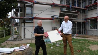 Bild: pko
Architekt Michael Steidl (links) und Bürgermeister Maximilian Beer mit den Farbmustern für die Dr.-von-Ringseis-Grundschule.