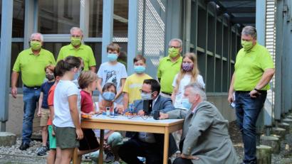 Bild: stg
Spielerisch mit Energie und der Energiewende umgehen - das lernen Kinder am KTB in Windischeschenbach mit Unterstützung der Neue Energien West eG (NEW). Informiert haben sich Staatssekretär Roland Weigert (Zweiter von rechts) und MdL Tobias Gotthardt (Fünfter von rechts).