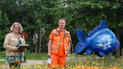 Bild: Vogl, Christa
Eva Gibhardt von der Steinwald-Allianz und Stadtgärtner Florian Frank tauschen sich über die Herbstansaat von Blühstreifen aus.