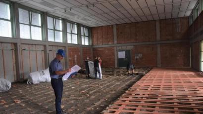 Bild: fz
Das war mal eine Turnhalle. Bürgermeister Markus Ziegler sieht sich die Pläne an und hofft inständig, dass das 1,5 Millionen-Projekt wie geplant abläuft.