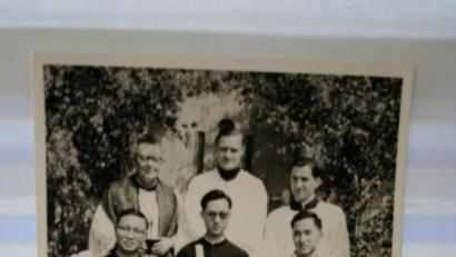 Repro: gpa
Auf der Treppe des damaligen Pfarrhofes entstand diese Aufnahme mit den Neupriestern, darunter Pater Stanislaus Loh (Mitte). Mit im Bild (hinten, von links) Bischöflicher Geistlicher Rat Pfarrer Josef Bollmann, Pater Johannes Rauh und Kaplan Richard Hornauer. „Primizbraut“ (vorne) war eine Verwandte von Pater Rauh.