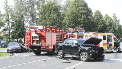 Bild: Gabi Schönberger
Am Montagvormittag passierte auf der Kreuzung Erbendorfer Straße / Staatsstraße 2181 ein Unfall mit drei beteiligten Autos. Dabei wurde laut Polizei eine Person schwerstverletzt, eine mittelschwer und eine Frau mit zwei Kindern wurde vorsorglich ins Klinikum eingeliefert.