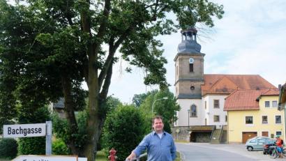 Bild: do
Zu den Schwerpunktthemen der künftigen Gemeindepolitik zählt Bürgermeister Alexander Goller die Dorferneuerung und den Hochwasserschutz in Oberbibrach. Ereignisse wie das Jahrhundert-Hochwasser erfordern rasches Handeln, sagt der neue Gemeindechef und verbindet diese Feststellung mit der beeindruckenden Solidarität der Bevölkerung nach der Flut vom 15. Juni. Diese Hilfsbereitschaft mache auch Mut für die Zukunftsgestaltung.