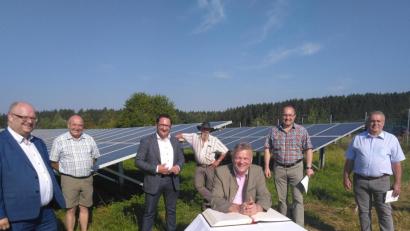 Bild: rfi
Staatssekretär MdL Roland Weigert (Dritter von rechts) und Landtagsabgeordneter Tobias Gotthardt (Dritter von links) besuchen bei ihrer Solarrundreise den Sonnenpark in Tännesberg, Bürgermeister Ludwig Gürtler (Zweiter von rechts) erläutert das Konzept.