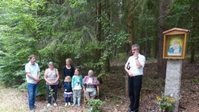 Bild: njn
Den neuen Bildstock segnete bei einer kleinen Marienandacht Pfarrer Martin Besold (rechts). Mit auf dem Bild (von links) Andreas Stock, Mutter Marianne, Ehefrau Marianne mit Kindern Katharina und Luisa und Eleonore Stock.