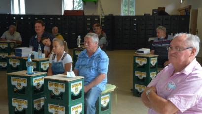 Bild: jr
In Coronazeiten heißt es Abstand zu halten, so auch am Sonntagvormittag bei der Kreisversammlung der Rassegeflügelzüchter in der Ausstellungshalle in Schirnding.