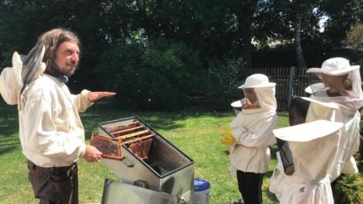 Bild: Laura Kittner/exb
Gut geschützt lernten die Kinder viel über Bienen und die Imkerei.