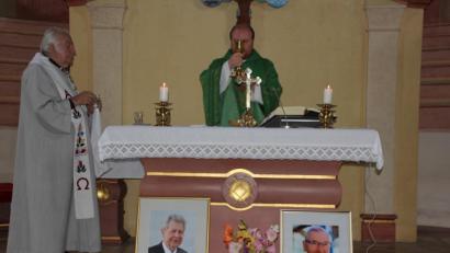 Bild: kro
Pfarrvikar Markus Hochheimer (Mitte) verabschiedete sich beim Gottesdienst von Maria Loreto, Konzelebrant war Ruhestandsgeistlicher Ferdinand Kohl. Zudem wurde der Verstorbenen Robert Treml (unten links) und Ferdinand Vogl gedacht, Männer der ersten Stunde im Förderverein Maria Loreto.