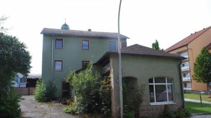 Bild: tss
Noch im August beginnt der Abriss der früheren Brauerei Würschinger. Auf dem Grundstück an der Pfarrgasse entstehen Parkplätze, der Blick zur katholischen Pfarrkirche ist dann frei.