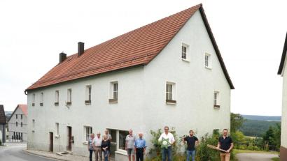 Bild: bey
Der junge Verein Zeiglhaus Parkstein e.V. hat in der Pressather Straße eine Immobilie erworben. In dem Haus soll unter anderem nach alter Tradition gebraut werden. Um den Kauf entsprechend zu würdigen, trafen sich die Vorstandsmitglieder mit Bürgermeister Reinhard Sollfrank vor dem Gebäude und erörterten ihre weiteren Schritte