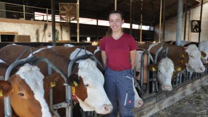 Bild: dob
Die 19-Jährige Theresa Bäumler aus Obetresenfeld hat seit kurzem ihre Ausbildung beendet und ist nun „Staatlich ausgebildete Landwirtin“. Mit einem sagenhaften Notendurchschnitt von 1,1 überzeugte sie bei der Gehilfenprüfung Ausbilder und Prüfer zugleich. Sie war damit die Beste ihres Jahrgangs im Zuständigkeitsbereich des Amts für Ernährung, Landwirtschaft und Forsten in Weiden (AELF).