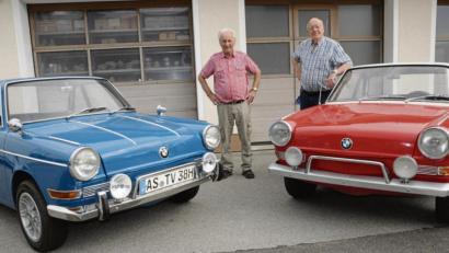 Bild: ge
Vier Senioren auf einem Bild: Links der größere BMW 700 LS von 1969, rechts der aktuell restaurierte rote BMW 700 Coupé Baujahr 1961. Georg Lehner (links) und Eugen Fricke sind sehr stolz auf die kostbaren Stücke, die in Sammlerkreisen stolze fünfstellige Summen wert sind.
