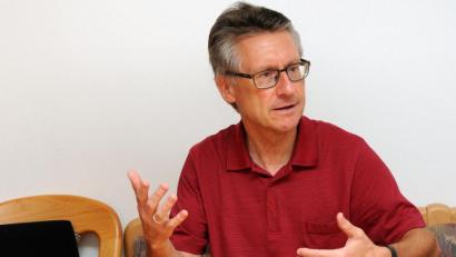 Bild: Stephan Huber
Jahrzehntelang war Stefan Hirblinger Priester und Lehrer im Kirchendienst, jetzt ist der 59-Jährige Ehemann, zweifacher Vater und Freiberufler.