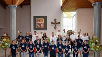 Bild: wec
Die Pfarreiengemeinschaft Theuern-Ebermannsdorf-Pittersberg verabschiedet bei einem Gottesdienst ihren Gemeindepraktikanten (hinten, ab Fünfter von links): Ruhestandspfarrer Josef Beer, Pfarrer Herbert Grosser, Gemeindepraktikant Johannes Tauer, Richard Bäumler (Kirchenverwaltung Theuern), Kathrin Blödt, Günther Denk (Pfarrgemeinderatssprecher) mit zahlreichen Ministranten aus den drei Pfarrteilen.