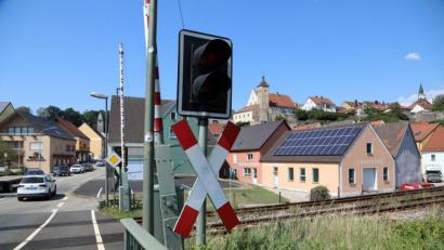 Bild: Gerhard Götz
Die Bahn ist und bleibt in Nabburg ein kommunaler Dauerbrenner. Zusätzlich zur geplanten Beseitigung des schienengleichen Bahnübergangs (Bild) rückt immer mehr die beschlossene Elektrifizierung der Strecke mit dem notwendigen Lärm- und Erschütterungsschutz in den Fokus.
