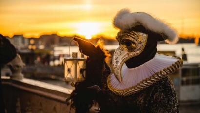 Bild: Foto-Spors – stock.adobe.com
Im venezianischen Karneval sieht man heute noch diese Schnabelmasken. Pestärzte trugen sie einst.