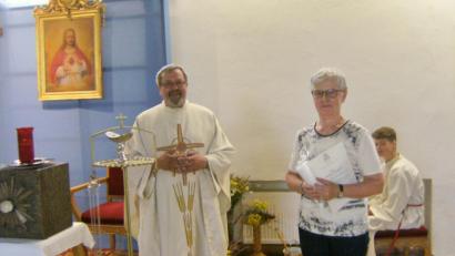 Bild: Susanne Mutzbauer /exb
Pfarrer Markus Ertl dankte Margareta Wiesgickl für ihre langjährige Unterstützung.