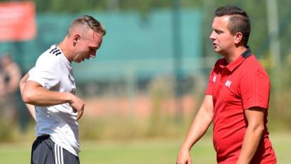 Archivbild: A. Schwarzmeier
Der Grafenwöhrer Trainer Martin Kratzer (rechts) bespricht sich mit seinem Offensivspieler Alexander Dobmann. Dem Landesliga-Vorletzten gelang ein überraschender 3:0-Testspielsieg bei der in der Liga auf Platz zwei liegenden SpVgg SV Weiden.
