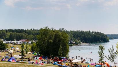 Bild: Hösamer
Die Liegewiesen am Steinberger See waren am Samstag gut gefüllt, aber noch nicht überlastet.