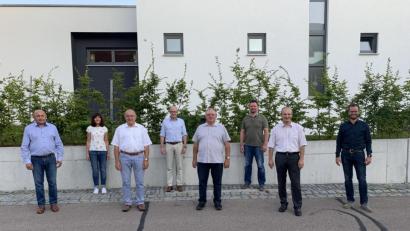 Bild: ibj
Den ausgeschiedenen Gemeinderatsmitgliedern Martin Wild, Otto Weiß und Josef Kotz (vorn, ab Dritter von links) danken CSU-Vorsitzender und Zweiter Bürgermeister Georg Götz, Dritte Bürgermeisterin Evi Höllerer, Bürgermeister Bernhard Lindner, stellvertretender Fraktionsvorsitzender Dominik Sachsenhauser und Fraktionsvorsitzender Florian Rauch (hinten von links).