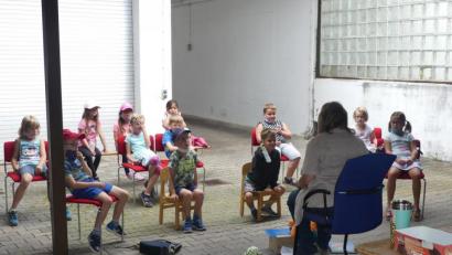 Bild: rn
Gespannt lauschen die Vorschulkinder der Drachen-Geschichte, vorgelesen von Karin Reul.