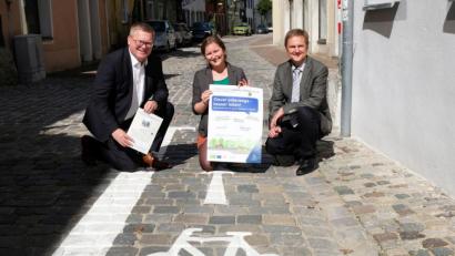 Bild: Susanne Schwab, Stadt Amberg
Corinna Lowert (Mitte) wirbt 2019 mit Oberbürgermeister Michael Cerny (links) und Referatsleiter Bernhard Mitko für die Mobilitätswoche. Die gebürtige Neustädterin ist Klimaschutzmanagerin der Stadt Amberg.