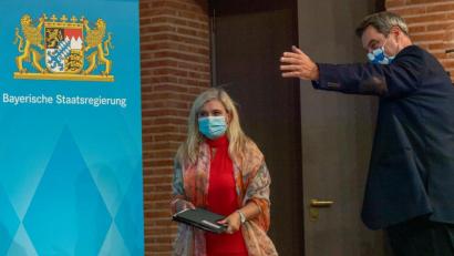 Bild: Peter Kneffel/dpa
Noch hat Ministerpräsident Markus Söder seine Gesundheitsministerin Melanie Huml (beide CSU) vor die Tür gesetzt.