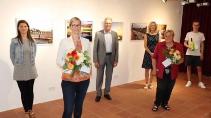 Bild: Stadt Tirschenreuth/exb
Die Einsender der Bilder kamen aus dem gesamten Landkreis. So auch die Gutschein-Gewinner Monika Arbter-Hubrich aus Tirschenreuth (2.v.l.), Ingrid Leser aus Bärnau (2.v.r.) und Luca Braun aus Waldsassen (r.). Nicht im Bild ist der vierte Gewinner (Georg Krivak, Tirschenreuth).