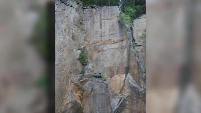 Bild: tss
Zwei grüne Gartenstühle stehen seit einiger Zeit in einem ehemaligen Steinbruch auf einem schmalen Vorsprung mitten in der senkrechten Granitwand. Wie sie dorthin gekommen sind, ist ein Rätsel.