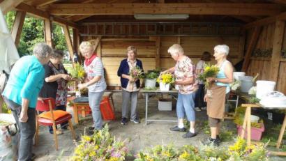 Bild: ld
Fleißige Frauen beteiligten sich an der Vorbereitung der Verkaufsaktion am Fest Mariä Himmelfahrt. Ihr Engagement hat sich gelohnt.