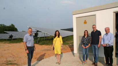 Bild: fpoz
Landrat Roland Grillmeier (links) und Bürgermeisterin Margit Bayer (Zweite von links) besichtigen die neue Photovoltaikanlage der Metallverarbeitung Schraml, die eine kohlendioxidneutrale Produktion ermöglicht. Mit im Bild: Pauline Schraml, Geschäftsführer Alexander Schraml und Firmengründer Reinhold Schraml (ganz rechts).