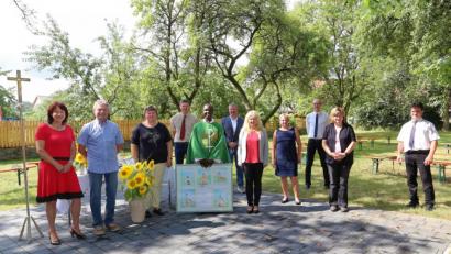 Bild: jud
Die Vertreter der Pfarreiengemeinschaft Großschönbrunn-Freihung ließen es sich nicht nehmen, zum Abschied ein letztes gemeinsames Foto mit Pfarrer David Lubuulwa zu schießen.