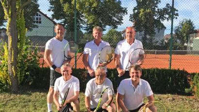 Bild: kro
Für die Herren 40 II des TC Tirschenreuth spielten (stehend von links) Markus Lange, Justus Fiedler und Spielführer Harald Schedl sowie (vorne von links) Robert Wameser, Klaus Hültner und Franz Schuller.