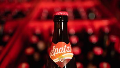 Bild: Nicolas Armer/dpa
Eine Flasche des Cola-Mix "Spatzi" steht im Lager der Brauerei.