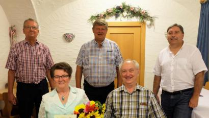 Bild: wlr
Der stets gute Laune verbreitende Bäckermeister in Ruhestand Erich Kern feiert sein 60-jähriges Tischtennisjubiläum mit Vereinskollegen (Erick Nickl stehend links und Günther Kick stehend rechts), die ihn auch zum 80. Geburtstag hoch leben lassen. Bürgermeister Martin Schregelmann überbringt die Glückwünsche der Gemeinde.